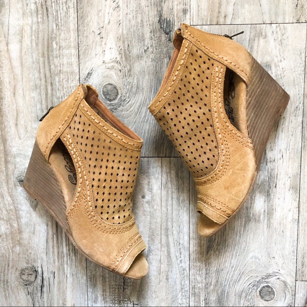 NWOT camel colored leather wedges